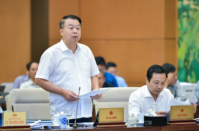 Thứ trưởng Bộ Tài chính Nguyễn Đức Chi trình bày tờ trình Dự án Luật sửa 7 luật.