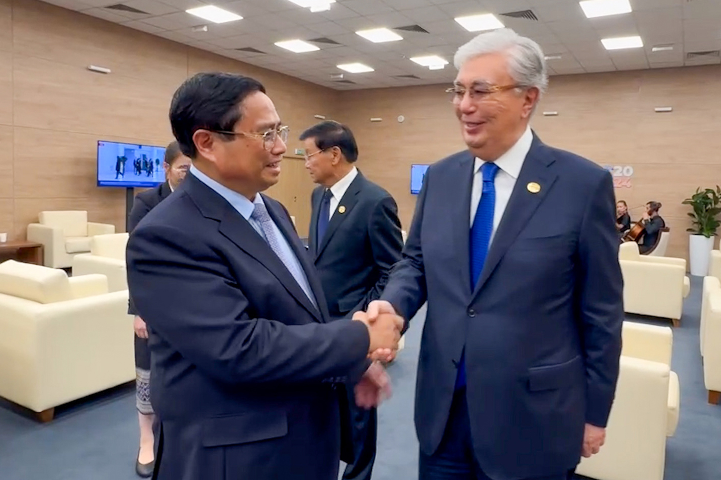 Thủ tướng Chính phủ Phạm Minh Chính gặp gỡ Tổng thống Kazakhstan Kassym-Jomart Tokayev. Ảnh: VGP  
