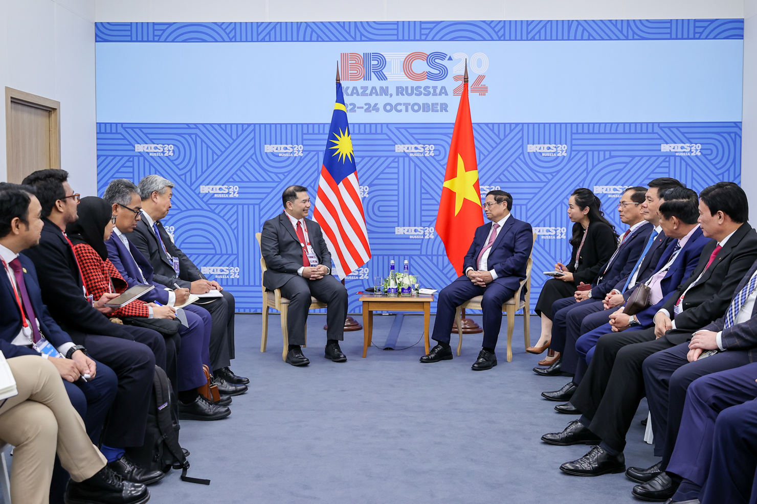 Bộ trưởng Kinh tế Malaysia Rafizi Ramli bày tỏ ngưỡng mộ tốc độ tăng trưởng kinh tế mạnh mẽ của Việt Nam trong 10 năm qua. Ảnh: VGP/Nhật Bắc  