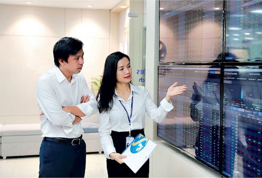 Thị trường chứng khoán là kênh huy động vốn trung và dài hạn quan trọng cho doanh nghiệp thúc đẩy hoạt động sản xuất kinh doanh, tạo sinh kế cho người dân.