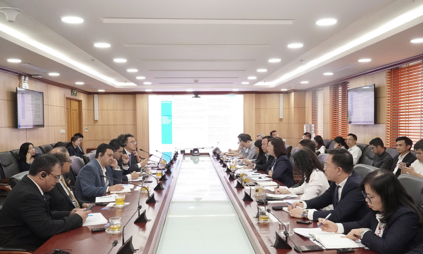 Toàn cảnh buổi làm việc.