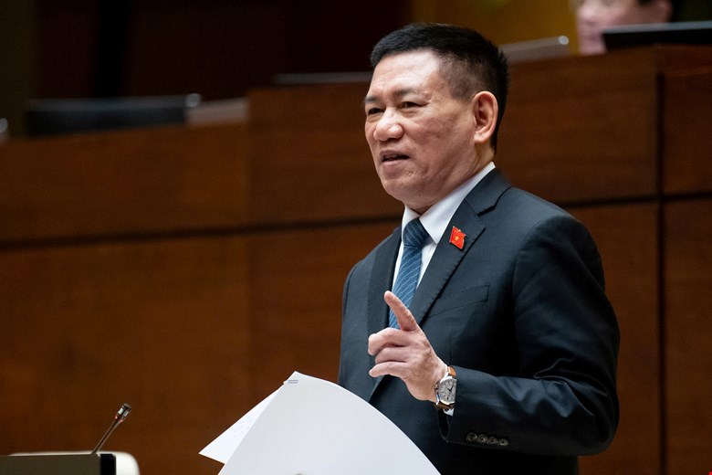 Phó Thủ tướng Chính phủ, Bộ trưởng Bộ Tài chính Hồ Đức Phớc giải trình trước Quốc hội.