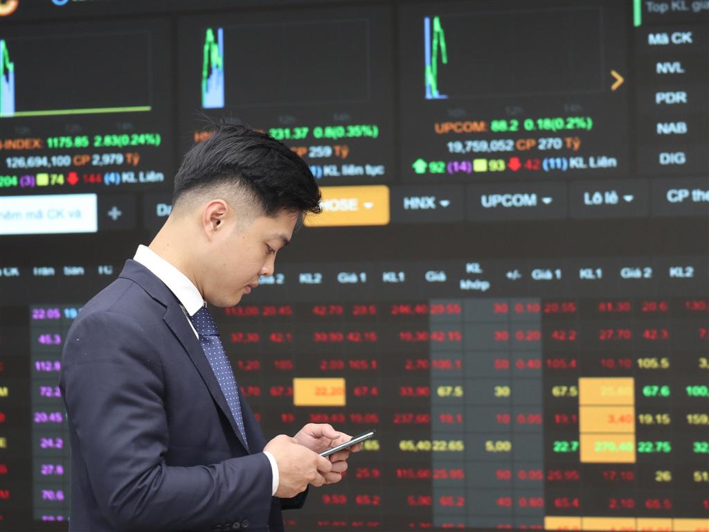 Bộ Tài chính cũng đang tích cực phối hợp với các tổ chức quốc tế và các bộ, ngành liên quan quyết liệt triển khai các giải pháp để sớm nâng hạng thị trường.