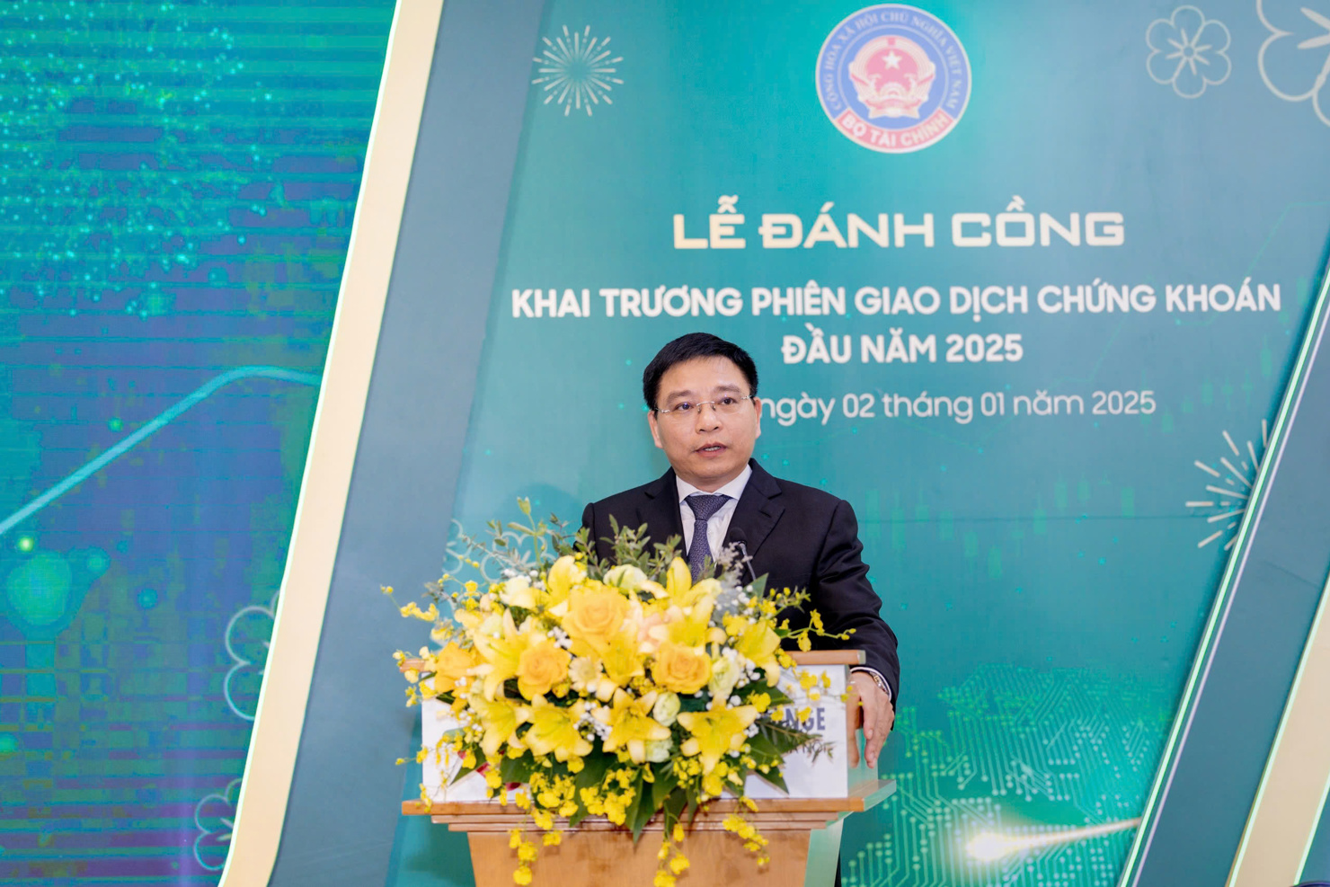 Bộ trưởng Bộ Tài chính Nguyễn Văn Thắng phát biểu chỉ đạo tại Lễ Đánh cồng.