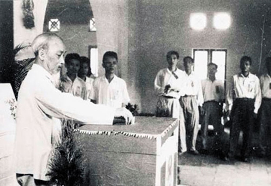 Chủ tịch Hồ Chí Minh đến bầu cử tại nhà số 10, phố Hàng Vôi, Hà Nội. Ảnh tư liệu. Nguồn: internet