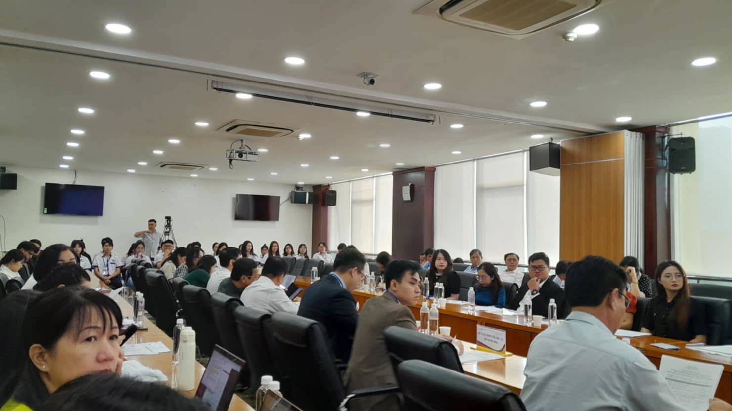 Toàn cảnh Hội nghị “Hiệu quả đào tạo chương trình tích hợp và chương trình tiếng Anh toàn phần nhóm ngành Tài chính – Ngân hàng, Công nghệ Tài chính, Kế toán”. Ảnh: Thoa Nguyễn