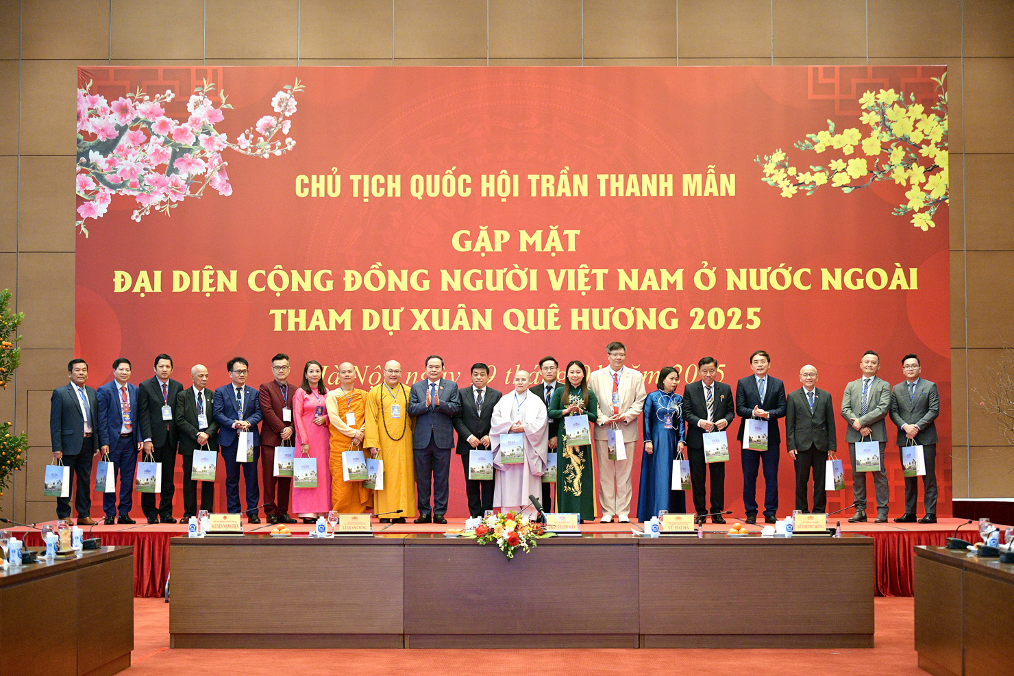 Chủ tịch Quốc hội Trần Thanh Mẫn tặng quà lưu niệm cho đại diện cộng đồng người Việt Nam ở nước ngoài tham dự Chương trình “Xuân quê hương 2025”.