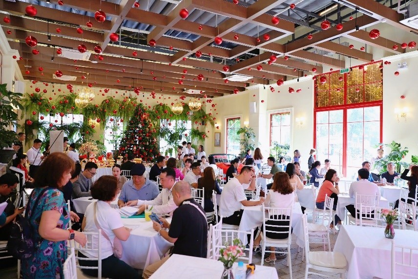 Các phiên giao dịch chuyển nhượng liên tục được tổ chức thu hút hàng trăm Nhà đầu tư. Ảnh: NVL