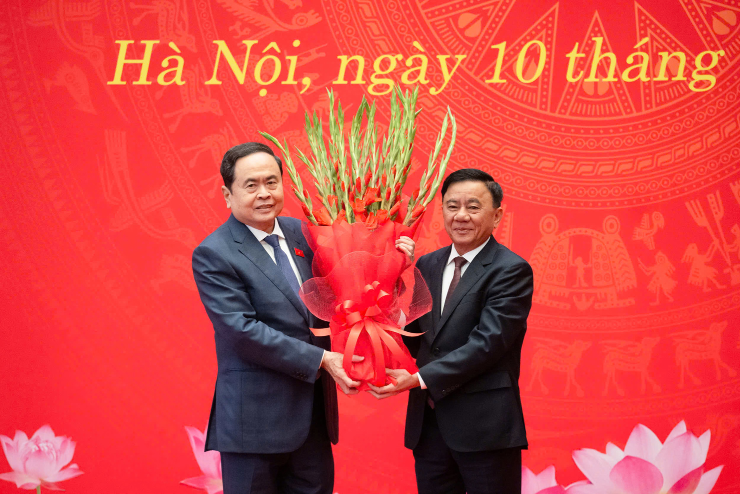 Đồng chí Trần Cẩm Tú, Ủy viên Bộ Chính trị, Thường trực Ban Bí thư tặng hoa chúc mừng đồng chí Trần Thanh Mẫn được Bộ Chính trị chỉ định giữ chức Bí thư Đảng ủy Quốc hội nhiệm kỳ 2020 – 2025.