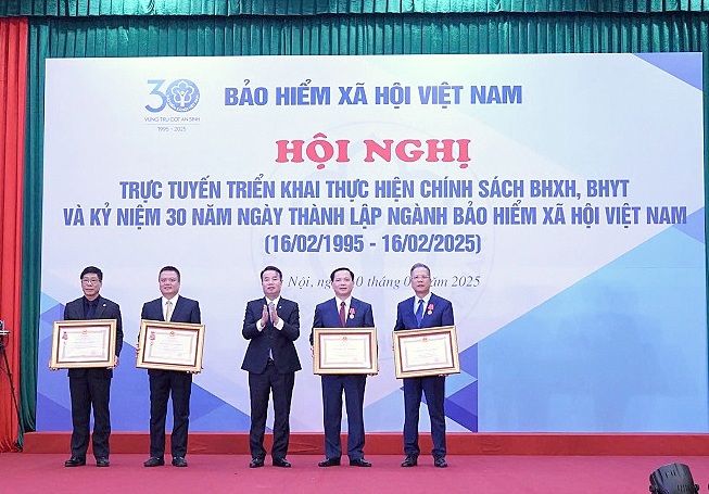 Đại diện tập thể, cá nhân thuộc BHXH Việt Nam nhận Bằng khen của Chủ tịch nước, Thủ tướng Chính phủ. 