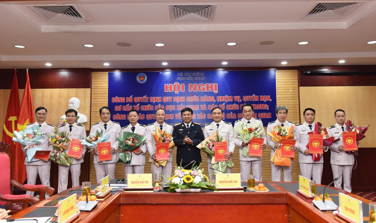 Cục trưởng Cục Hải quan Nguyễn Văn Thọ trao các quyết định bổ nhiệm Chi cục trưởng Chi cục Hải quan khu vực.