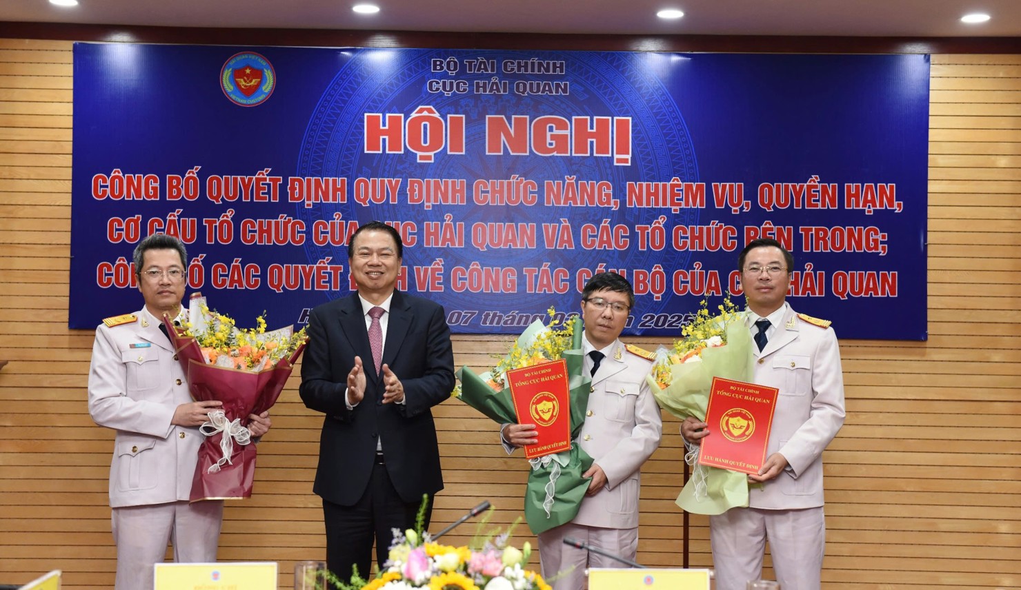 Thứ trưởng Bộ Tài chính Nguyễn Đức Chi trao quyết định bổ nhiệm các phó Cục trưởng Cục Hải quan. 