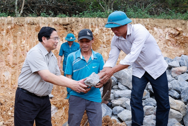 Thủ tướng Phạm Minh Chính tham gia khởi công xây nhà mới cho một số hộ gia đình có hoàn cảnh khó khăn trên địa bàn huyện Đà Bắc, tỉnh Hòa Bình. Ảnh: VGP/Nhật Bắc