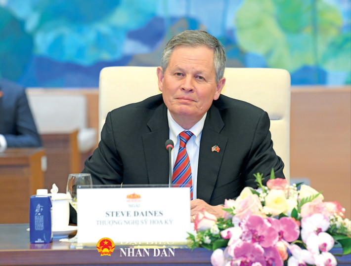 Thượng nghị sĩ Hoa Kỳ Steve David Daines phát biểu tại cuộc tiếp. Ảnh: Lâm Hiển