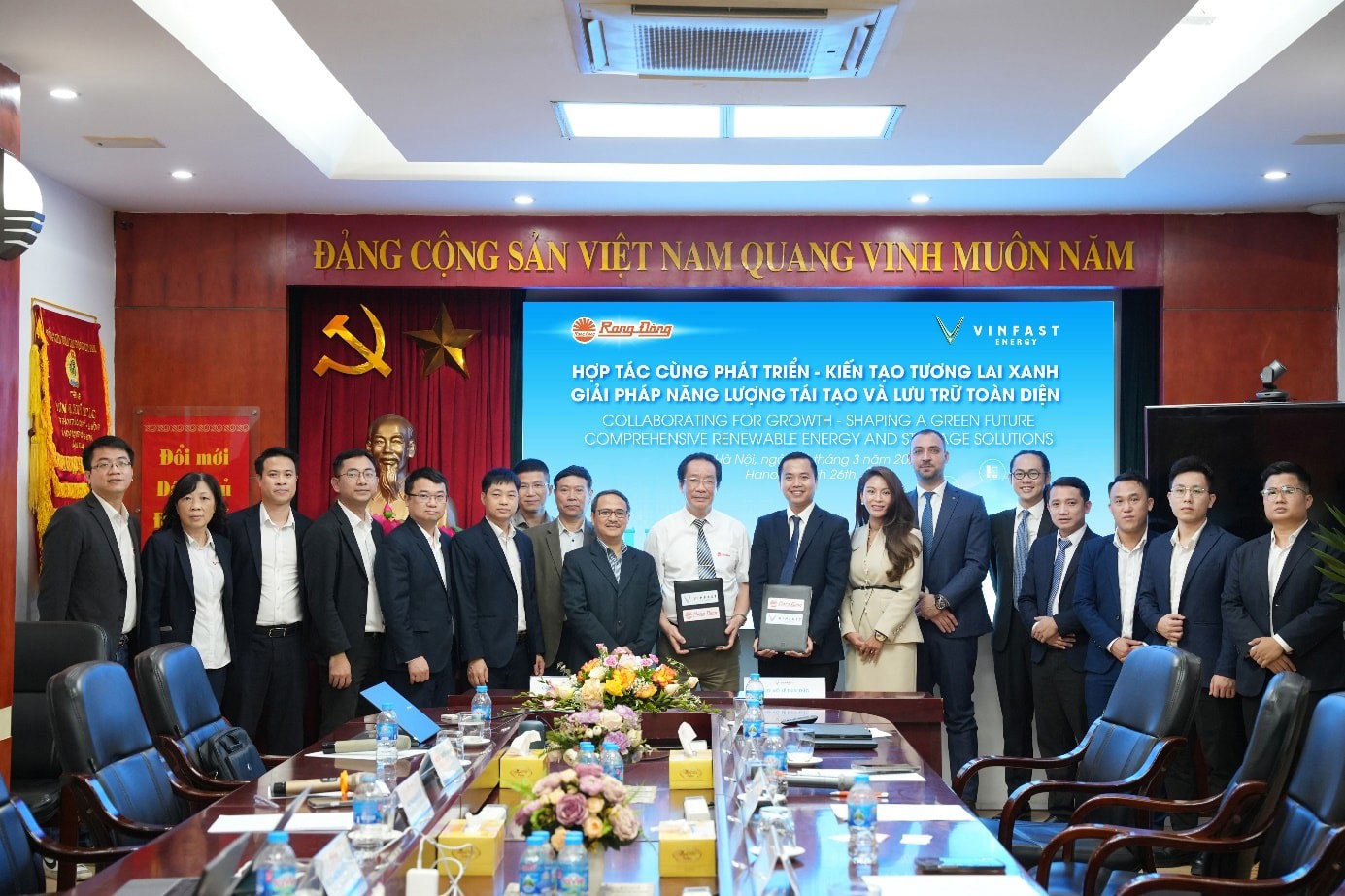 Rạng Đông và VinFast Energy ký kết hợp tác phát triển giải pháp năng lượng tái tạo và pin lưu trữ.