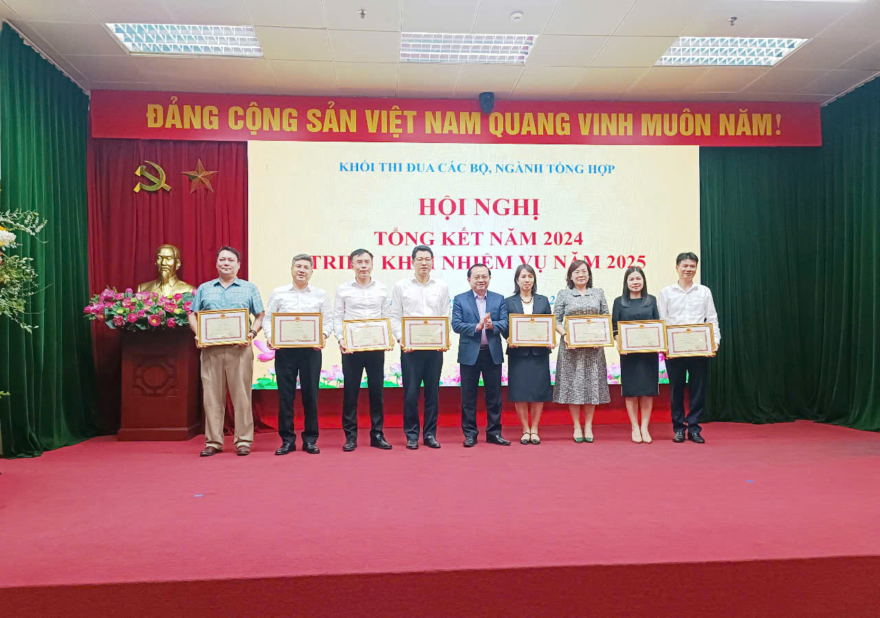 Thứ trưởng Bộ Tài chính Lê Tấn Cận và Phó Tổng Giám đốc Ngân hàng Phát triển Việt Nam trao tặng Bằng khen của Bộ trưởng Bộ Tài chính cho các tập thể, cá nhân có thành tích xuất sắc trong năm 2024.