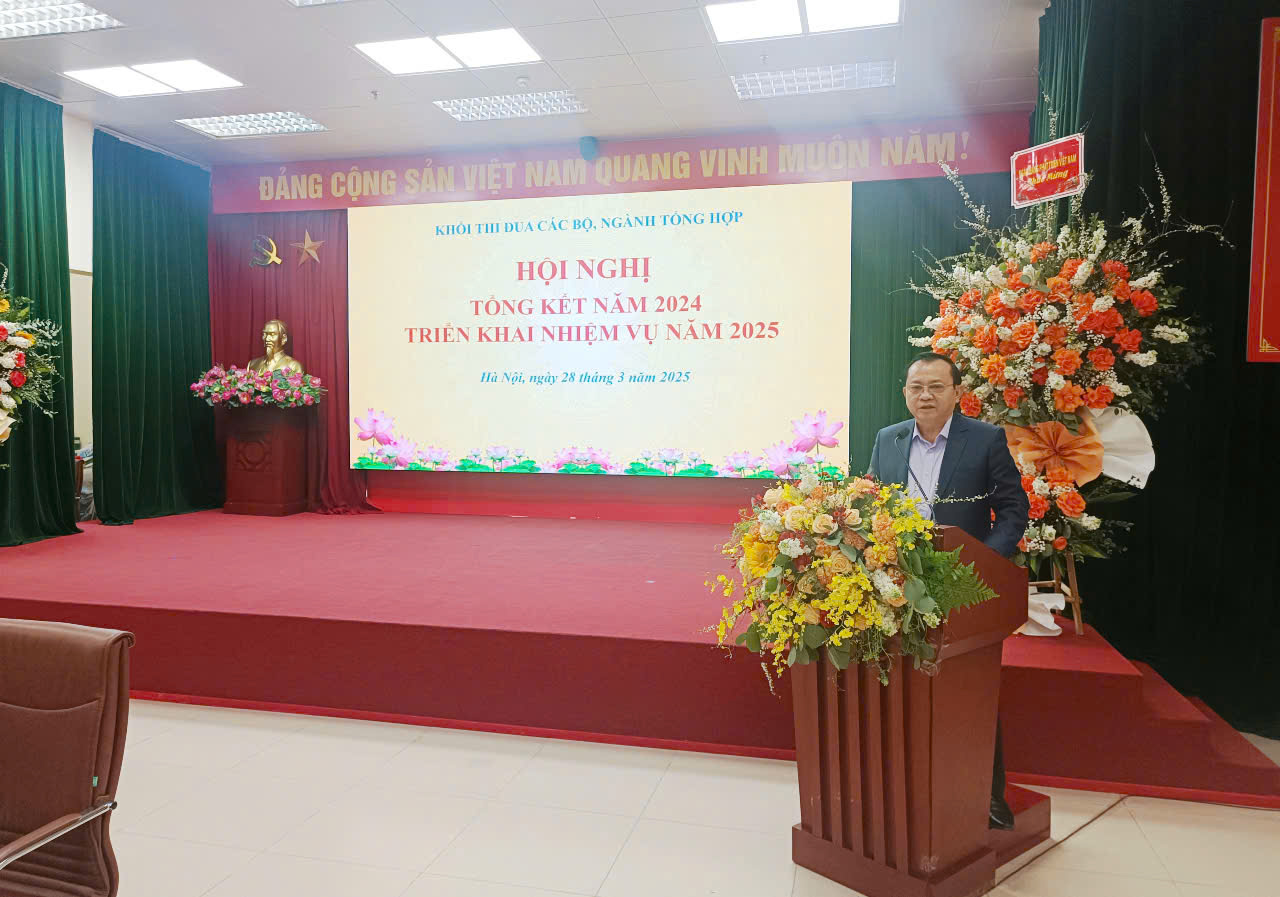 Thứ trưởng Bộ Tài chính Lê Tấn Cận phát biểu tại Hội nghị.