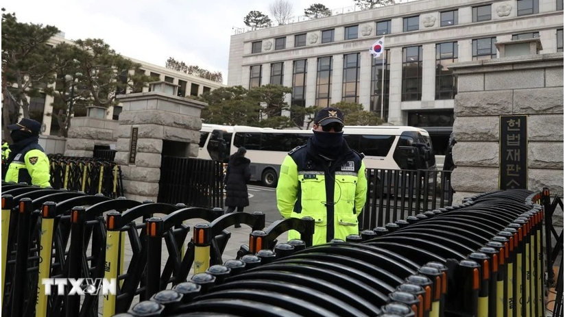 Cảnh sát gác bên ngoài Tòa án Hiến pháp ở Seoul, nơi diễn ra phiên luận tội Tổng thống Hàn Quốc Yoon Suk Yeol, ngày 25/2/2025. (Ảnh: THX/TTXVN).