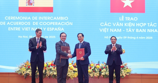 Thủ tướng Phạm Minh Chính và Thủ tướng Vương quốc Tây Ban Nha Pedro Sanchez chứng kiến lễ trao Bản ghi nhớ về hợp tác và tham vấn chính trị giữa Bộ Ngoại giao Việt Nam và Bộ Ngoại giao, Liên minh châu Âu và Hợp tác Tây Ban Nha - Ảnh: VGP/Nhật Bắc.