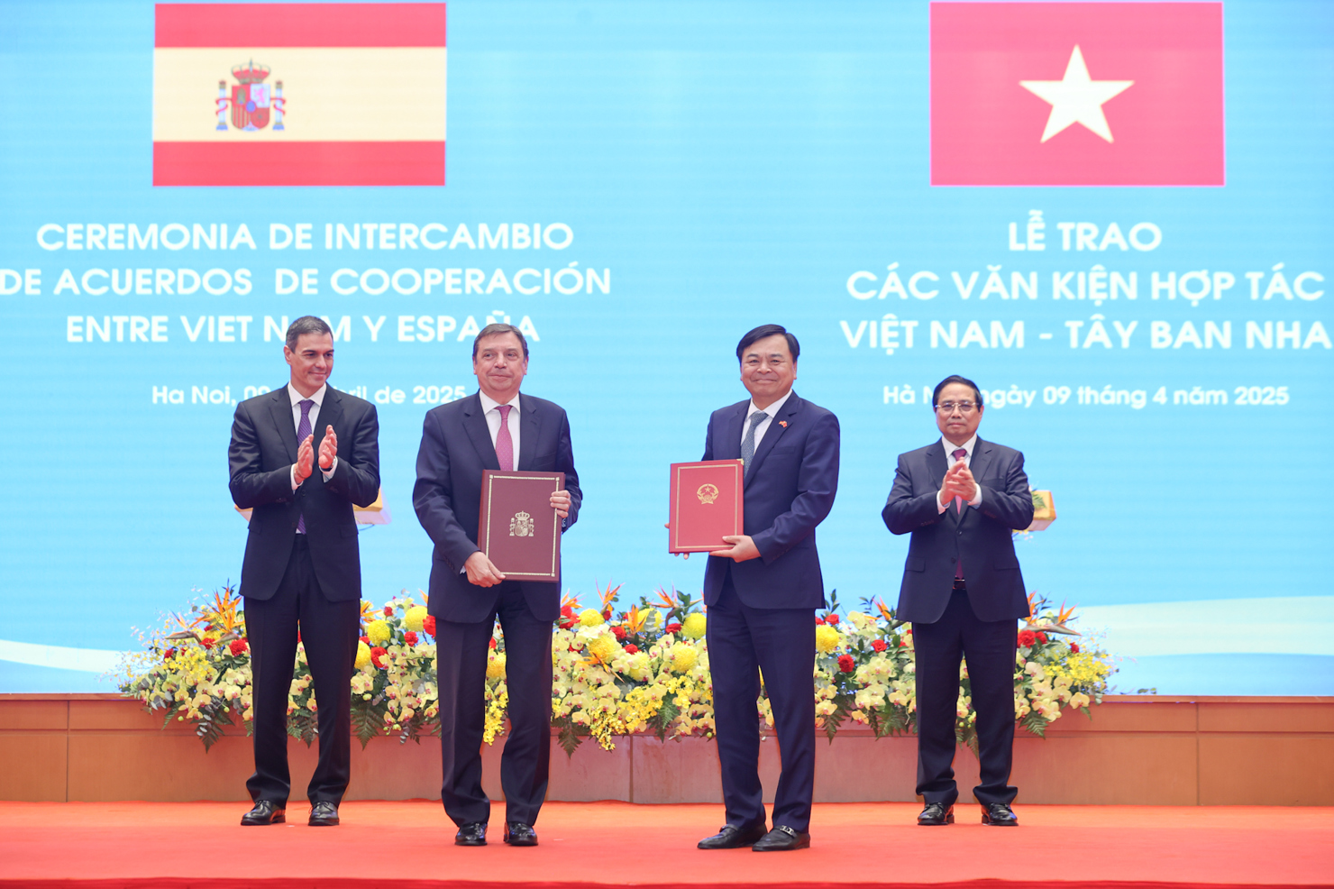 Thủ tướng Phạm Minh Chính và Thủ tướng Vương quốc Tây Ban Nha Pedro Sanchez chứng kiến lễ trao Bản ghi nhớ hợp tác về an toàn và chất lượng thực phẩm, thú y, bảo vệ thực vật và thuỷ sản giữa Bộ Nông nghiệp và Môi trường Việt Nam và Bộ Nông nghiệp, Thuỷ sản và Lương thực Tây Ban Nha - Ảnh: VGP/Nhật Bắc.