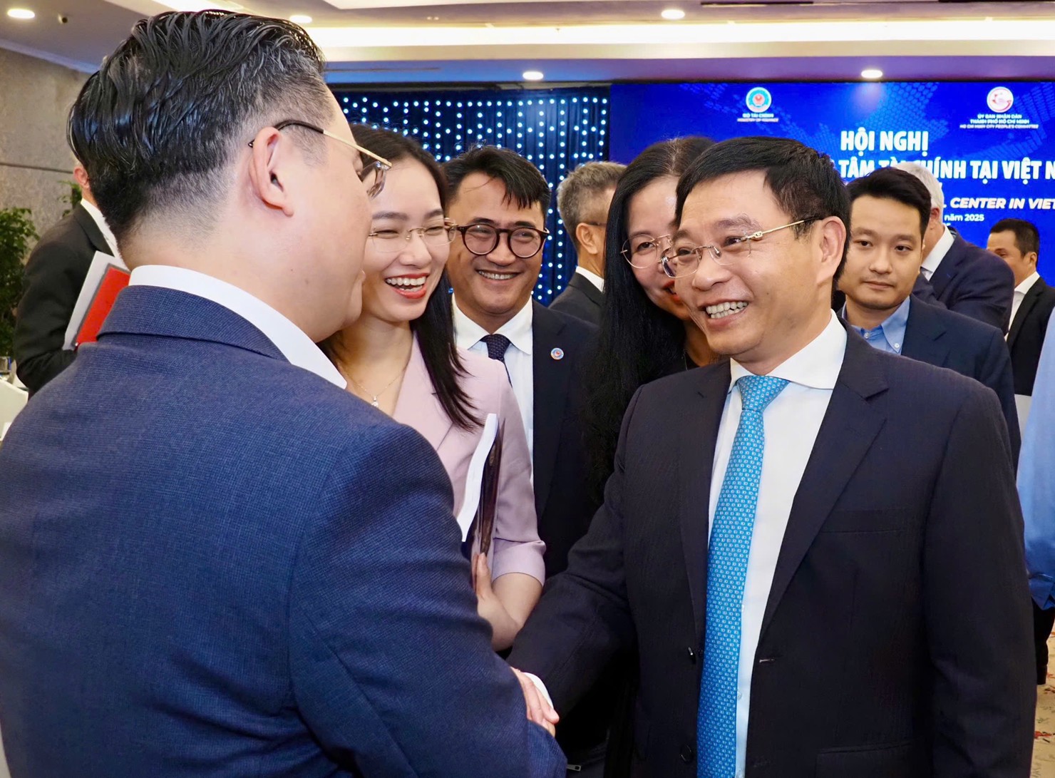 Bộ trưởng Bộ Tài chính Nguyễn Văn Thắng trao đổi với các chuyên gia bên lề Hội nghị “Xây dựng Trung tâm tài chính tại Việt Nam” do Bộ Tài chính và UBND TP. Hồ Chí Minh vừa tổ chức. Ảnh: Lê Thu