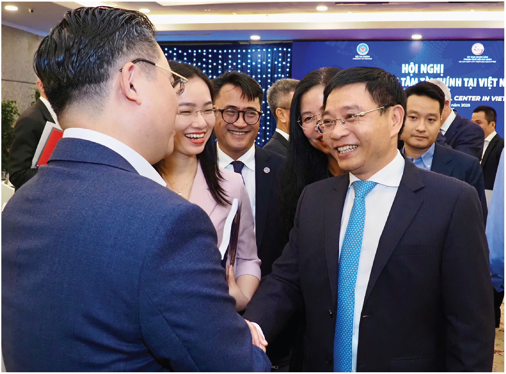 Bộ trưởng Bộ Tài chính Nguyễn Văn Thắng trao đổi với các chuyên gia bên lề Hội nghị.   