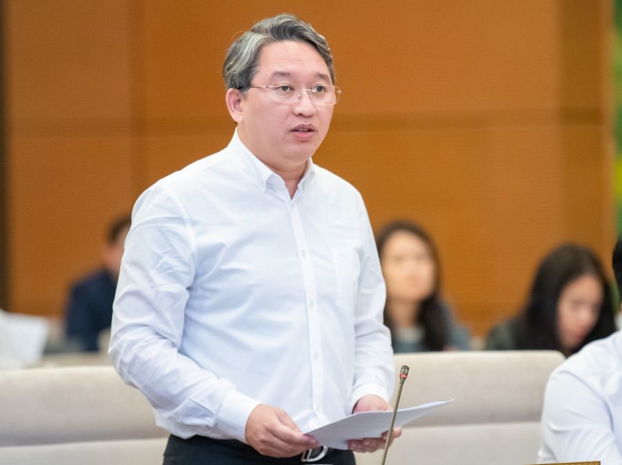  Bộ trưởng Nguyễn Hải Ninh trình bày Tờ trình dự án Luật Tương trợ tư pháp về dân sự tại Phiên họp. 
