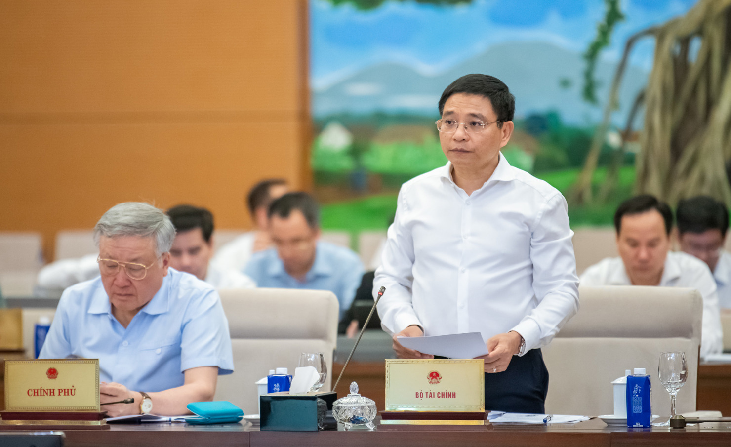 Bộ trưởng Bộ Tài chính Nguyễn Văn Thắng phát biểu tại phiên họp.