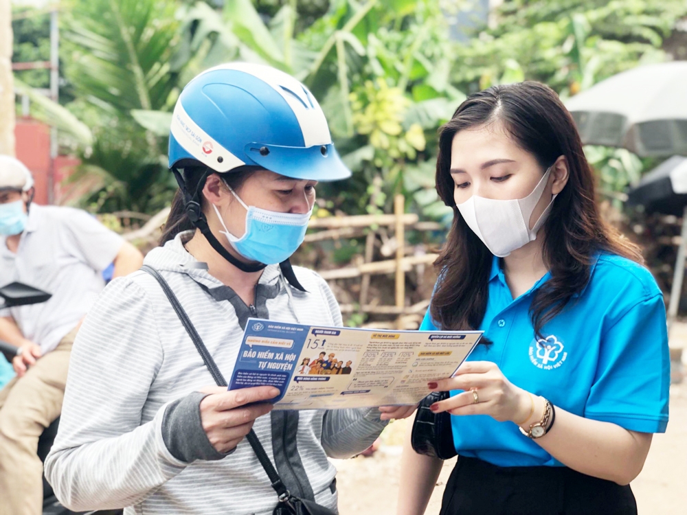 Cán bộ Bảo hiểm xã hội Việt Nam tuyên truyền chính sách bảo hiểm xã hội, bảo hiểm y tế đến người dân