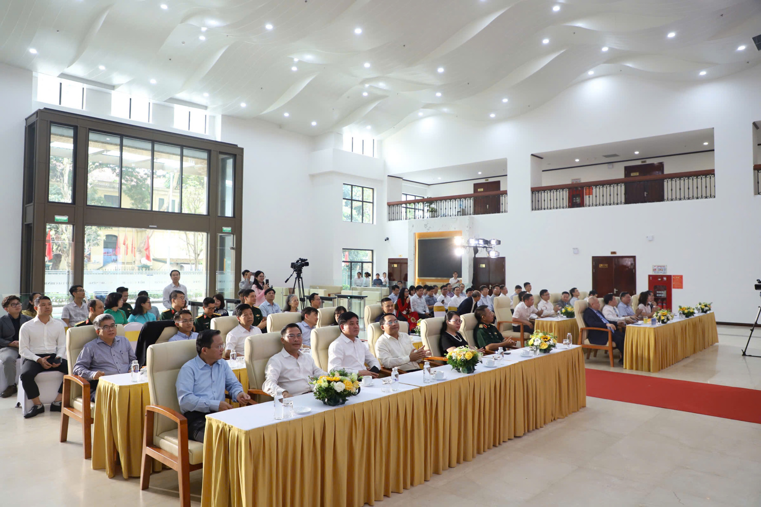 Các đại biểu tham dự  Lễ Khởi công, khánh thành các công trình, dự án trọng điểm quốc gia và các công trình lớn tại điểm cầu Bộ Tài chính (Hà Nội).
