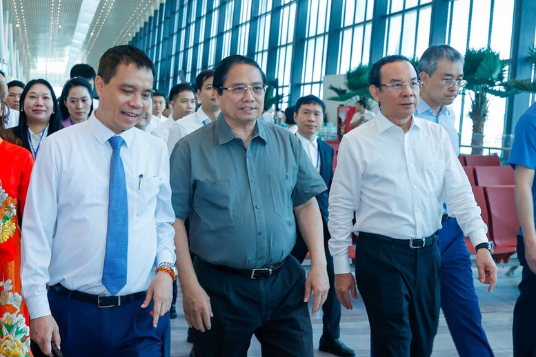 Thủ tướng Chính phủ Phạm Minh Chính, Bí thư Thành ủy TP. Hồ Chí Minh Nguyễn Văn Nên dự Lễ khánh thành Nhà ga T3 Cảng hàng không quốc tế Tân Sơn Nhất tại điểm cầu TP. Hồ Chí Minh. Ảnh: VGP/Nhật Bắc