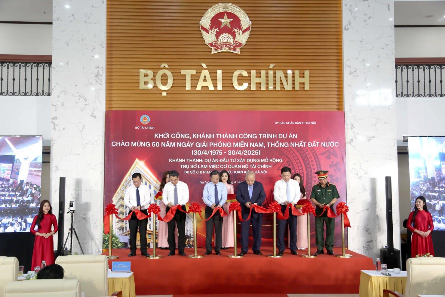 Thứ trưởng Đỗ Thành Trung và đại diện Lãnh đạo các đơn vị cắt băng khánh thành Dự án.