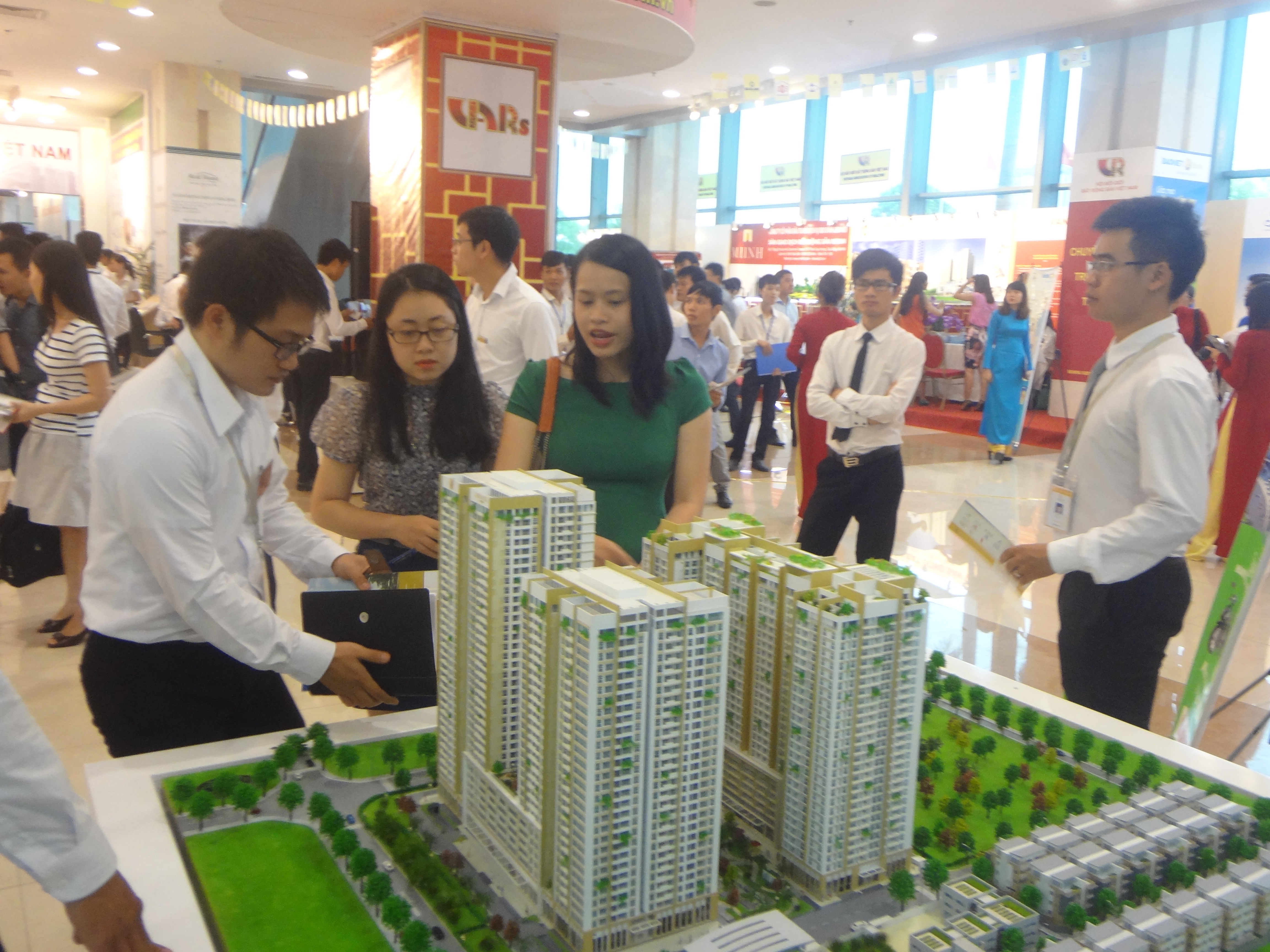 Hàng chục ngàn môi giới bất động sản đang bị mắc kẹt trong "vùng mù" pháp lý