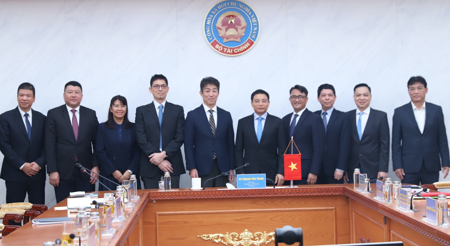 Bộ trưởng Nguyễn Văn Thắng và đại diện lãnh đạo các đơn vị thuộc Bộ Tài chính chụp ảnh lưu niệm cùng Đoàn công tác của Aeon Mall Việt Nam.