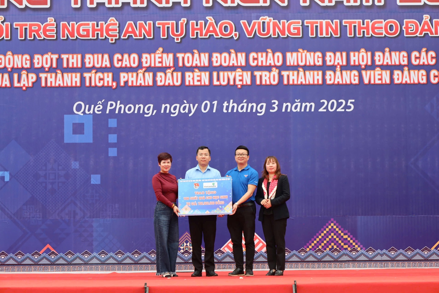 Vietcombank trao tặng học bổng “Vững tương lai” cho các em học sinh tại tỉnh Nghệ An.