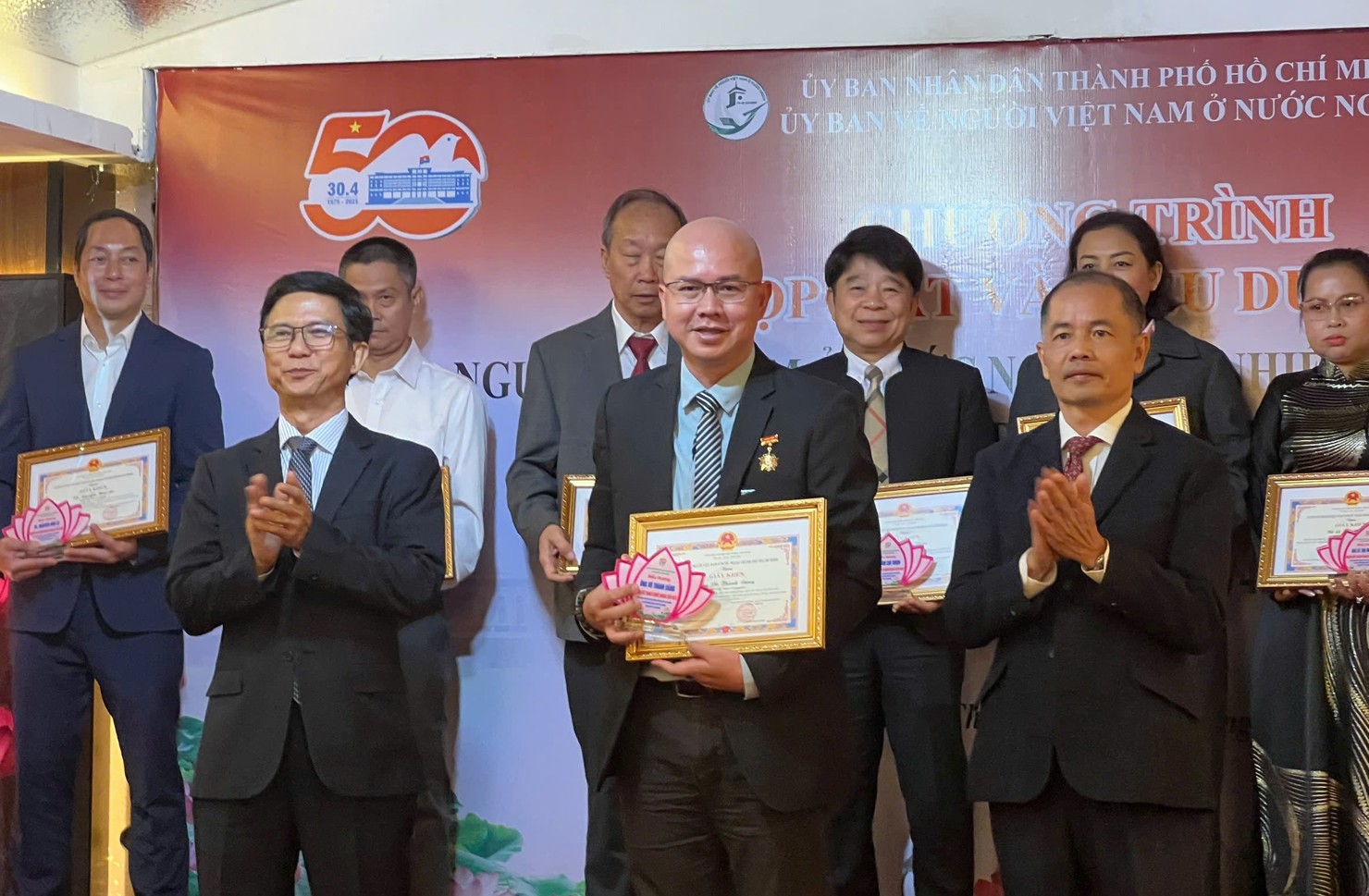Đại diện các cá nhân nhận Giấy khen của Ủy ban về người Việt Nam ở nước ngoài TP. Hồ Chí Minh. 
