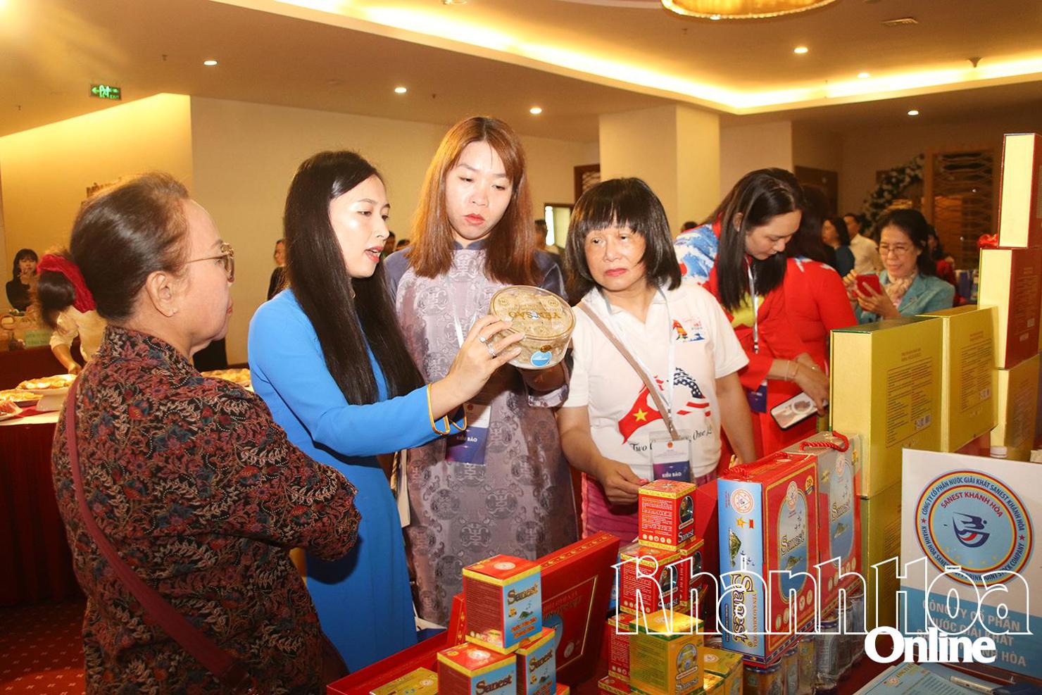 Kiều bào tại châu Âu tìm hiểu và mua sản phẩm Yến sào của Việt Nam. Ảnh: Baokhanhoa.vn