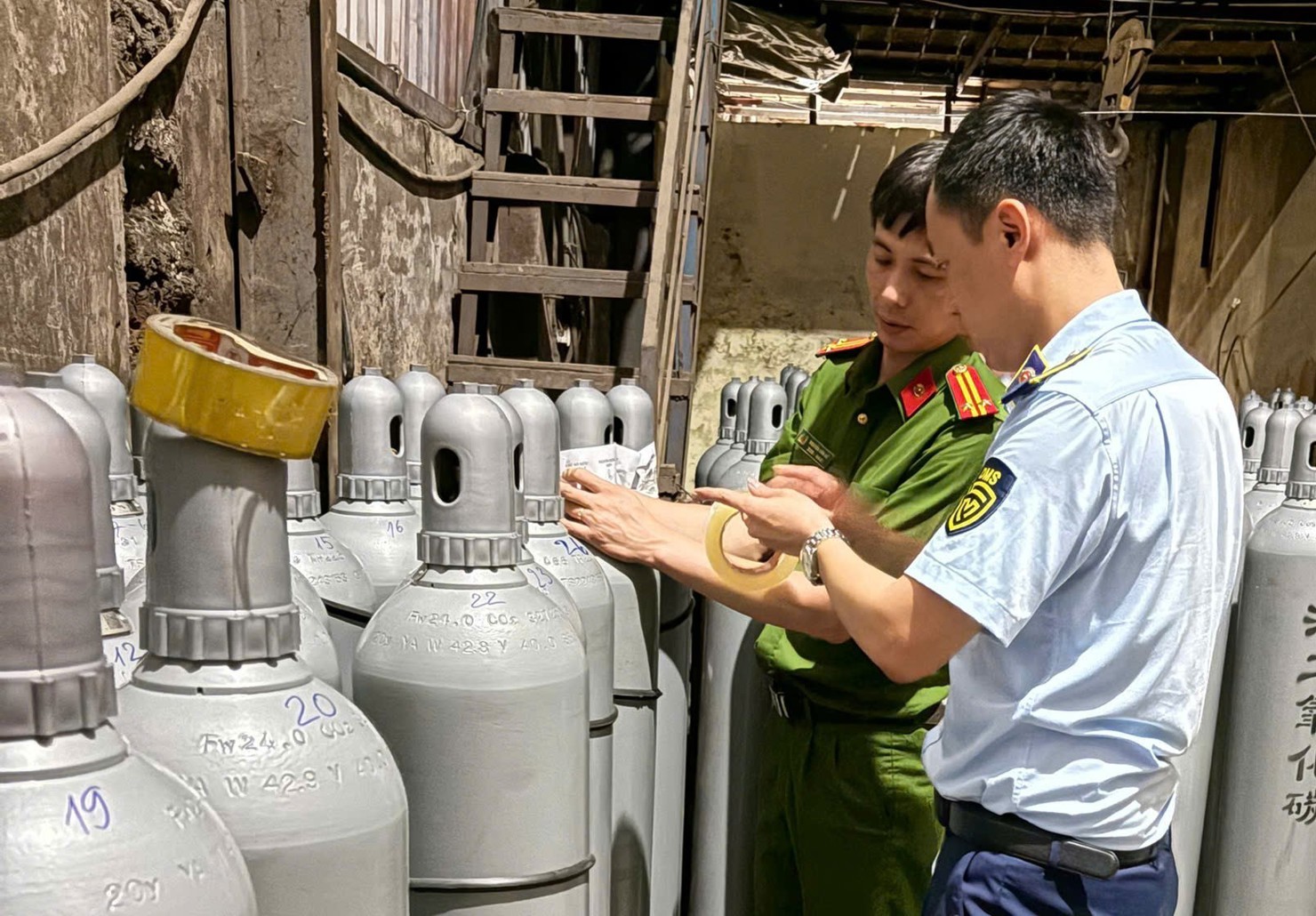 Các lực lượng phối hợp kiểm tra hàng hóa vi phạm.
