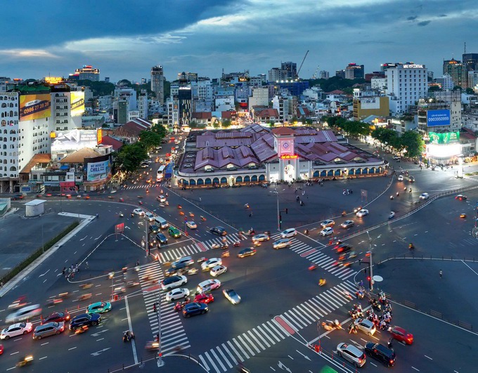 Chợ Bến Thành hơn 100 năm qua đã trở thành biểu tượng kinh tế của chốn phồn hoa đô hội Sài Gòn-TP. Hồ Chí Minh. Và hiện nay, phiá trước chợ đã được đầu tư cải tạo thành quảng trường rộng lớn phục vụ giao thông ngay trung tâm quận 1 và hệ thống ngầm tuyến metro TP. Hồ Chí Minh. Ảnh: Nguyễn Công Thử