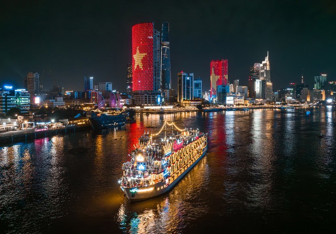 Một góc quận 1, quận 4 nhìn từ sông Sài Gòn. Chính quyền TP. HCM đặt mục tiêu “số hóa” 82 tuyến đường thủy hơn 523 km, với kỳ vọng khai thác tiềm năng đường thủy lớn nhằm phát triển dòng sông Sài Gòn 