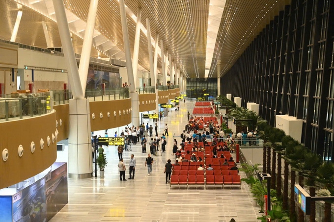 Nhà ga hành khách quốc nội T3 - Sân bay Tân Sơn Nhất vừa đưa vào phục vụ hành khách với chuyến bay thương mại đầu tiên vào ngày 17/4/2025. Đây là công trình có vốn đầu tư lên tới 11.000 tỉ đồng, đánh dấu cột mốc quan trọng trong việc khai thác nhà ga hiện đại bậc nhất Việt Nam. Ảnh: Lê Toàn