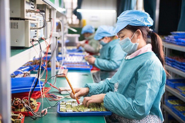 Thị trường tiêu dùng toàn cầu suy yếu đã buộc các doanh nghiệp sản xuất phải tiếp tục hạ giá bán để giữ vững khách hàng.