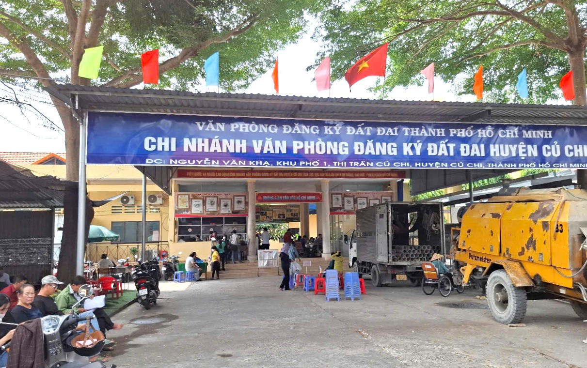 Rất đông người dân làm thủ tục tại Chi nhánh Văn phòng đăng ký đất đai huyện Củ Chi những ngày cuối tháng 4/2025