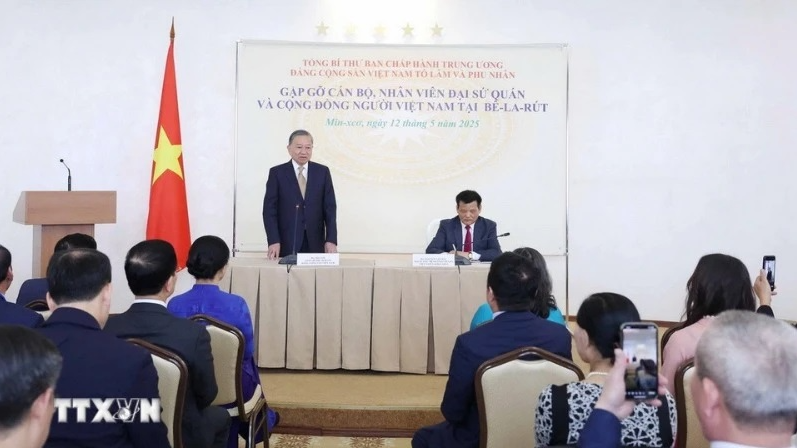 Tổng Bí thư Tô Lâm nói chuyện thân mật với cán bộ, nhân viên Đại sứ quán và đại diện cộng đồng người Việt tại Belarus. (Ảnh: TTXVN).