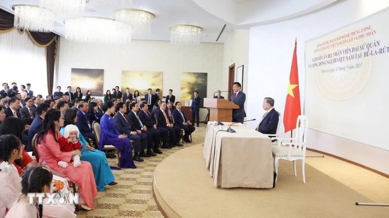 Tổng Bí thư Tô Lâm nói chuyện thân mật với cán bộ, nhân viên Đại sứ quán và đại diện cộng đồng người Việt tại Belarus. (Ảnh: TTXVN).