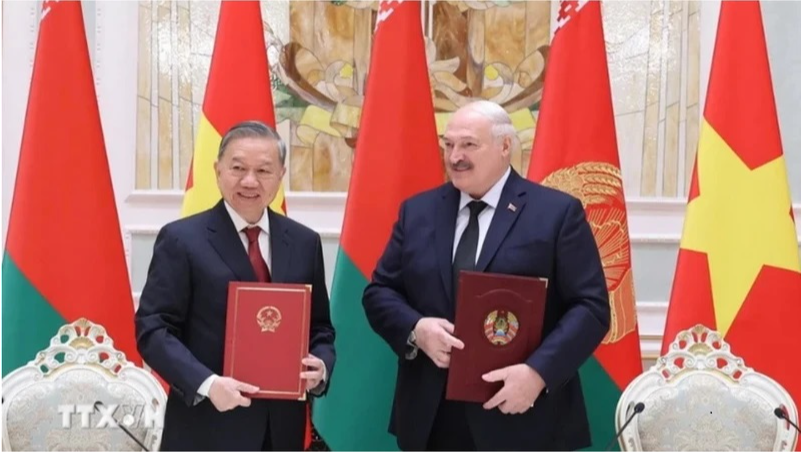 Tổng Bí thư Tô Lâm và Tổng thống Aleksandr Lukashenko ký Tuyên bố chung về việc thiết lập quan hệ Đối tác chiến lược Việt Nam-Belarus. (Ảnh: Thống Nhất/TTXVN).