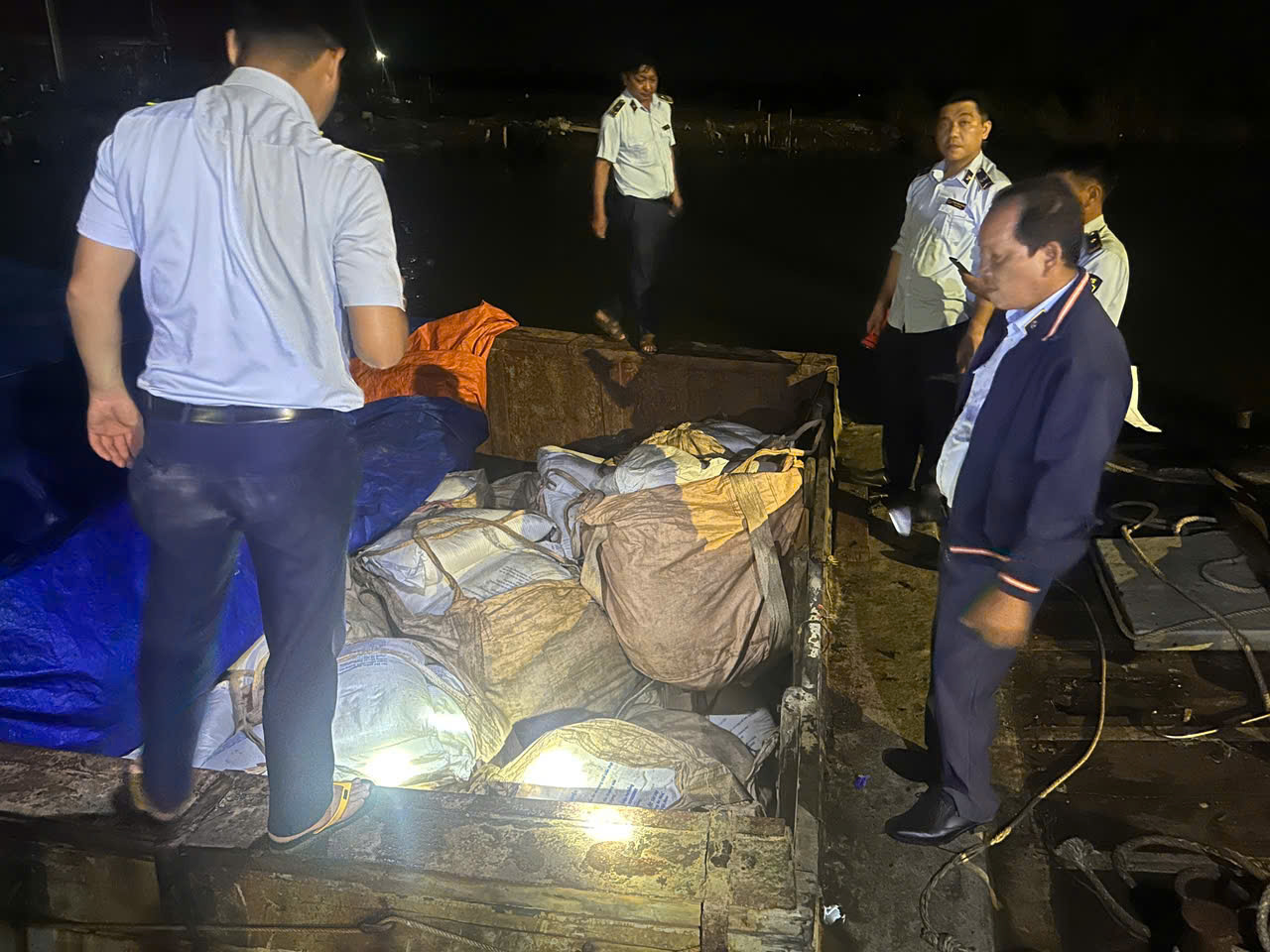 Lực lượng QLTT Kiên Giang kiểm tra phương tiện vi phạm trong đêm ngày 13/5/2025.