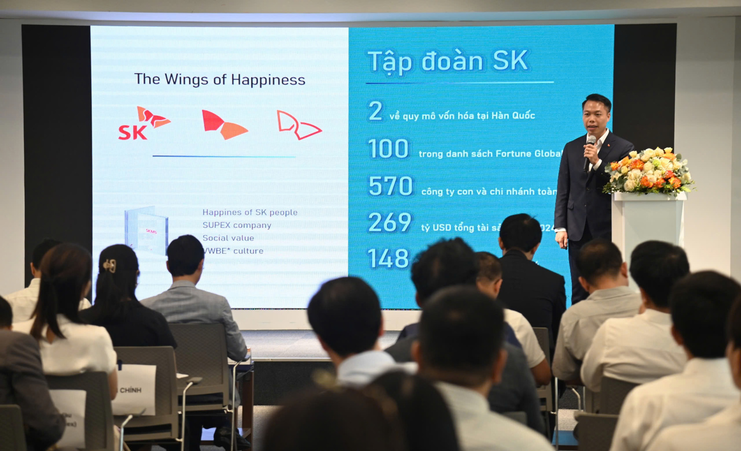 Đại diện Tập đoàn SK giới thiệu về doanh nghiệp tiên phong trong lĩnh vực năng lượng xanh. Ảnh: Quang Hùng