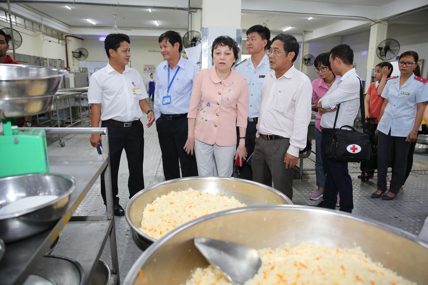 Việc kiểm tra an toàn thực phẩm bếp ăn tập thể trong KCX - KCN luôn được cơ quan quản lý duy trì. 