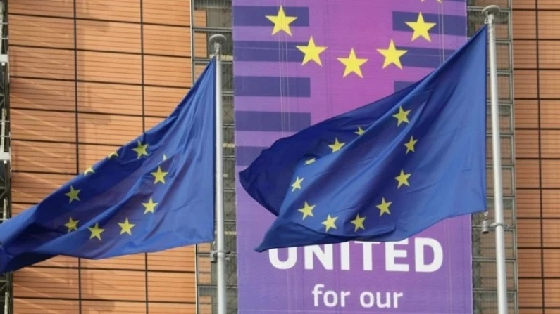 Cờ của Liên minh châu Âu bên ngoài Tòa nhà Berlaymont, trụ sở Ủy ban châu Âu tại Brussels, Bỉ. (Ảnh minh họa: Xinhua).